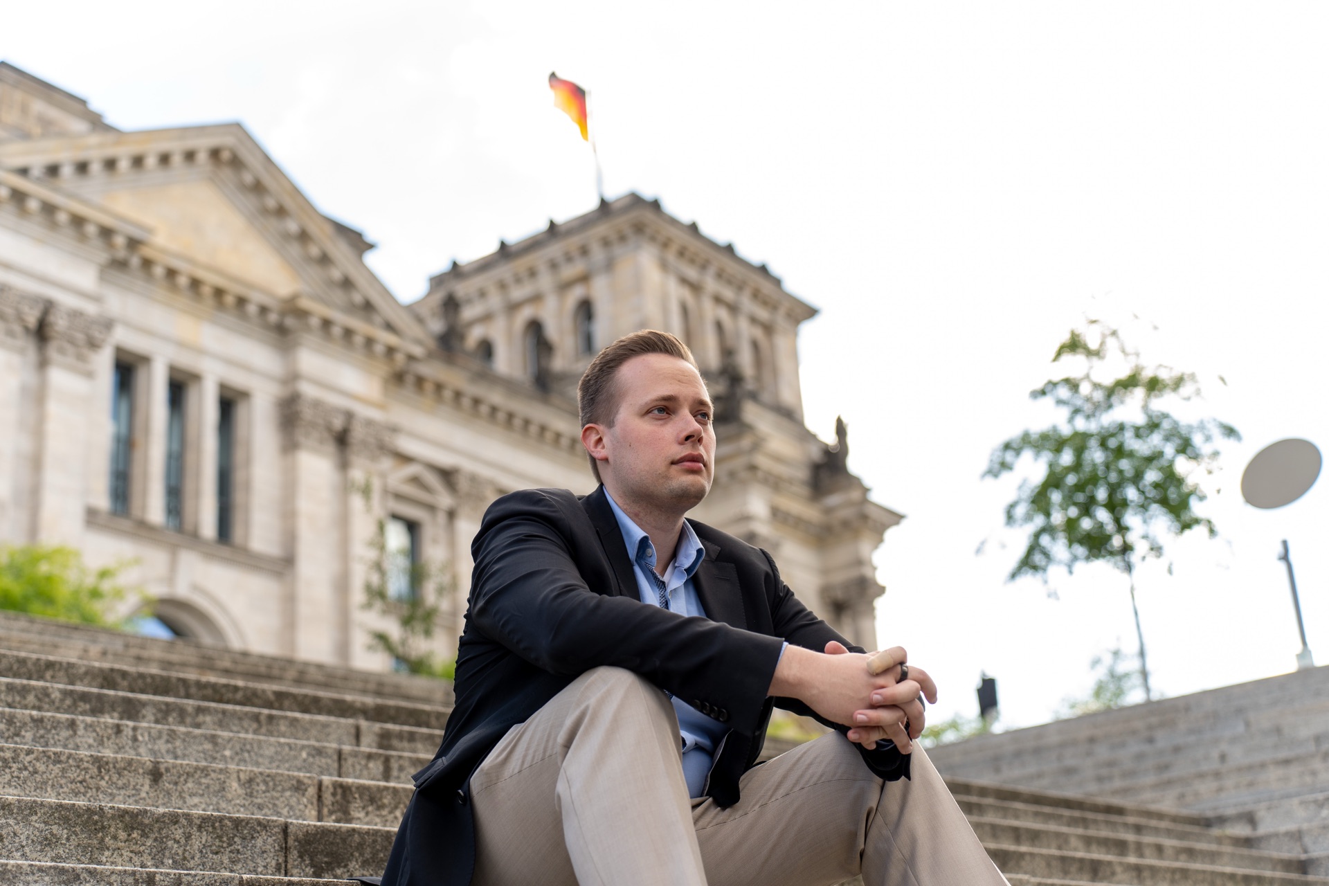Max Göhler vor dem Reichstag